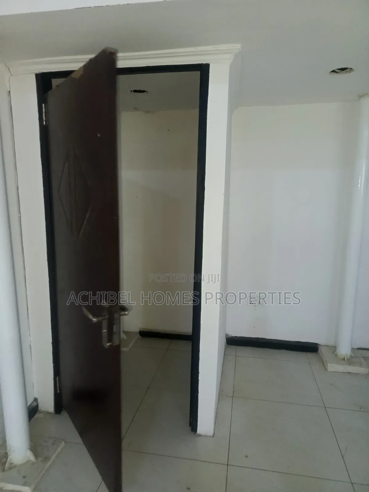 A 42 Square Meter Shop Space in Onikan