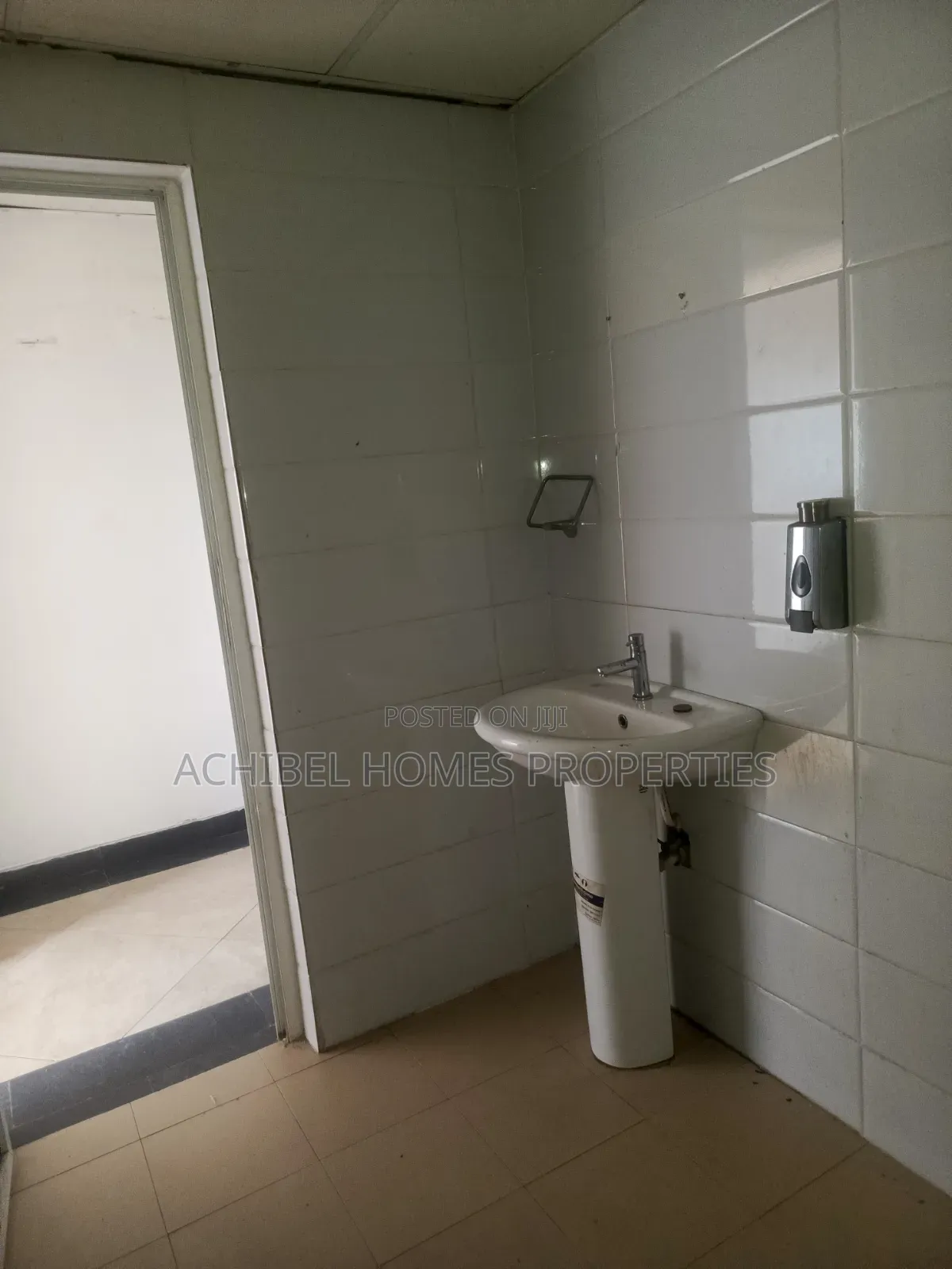 A 30 Square Meter Office Space in Onikan