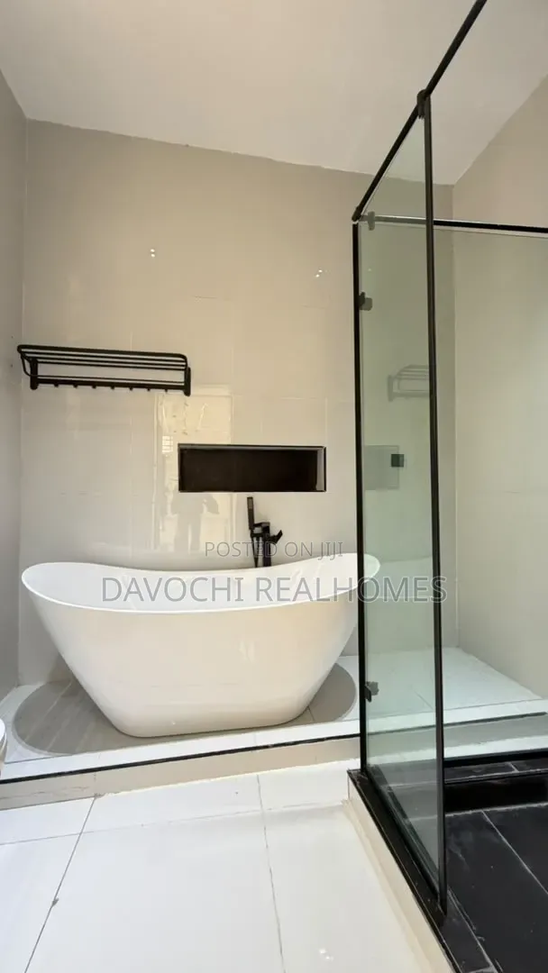 5bdrm Duplex in Chevron for sale in Chevron