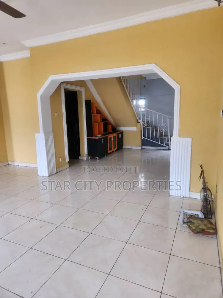 5 Bedroom Fully Detached House for Commercial Purposes in Allen Avenue