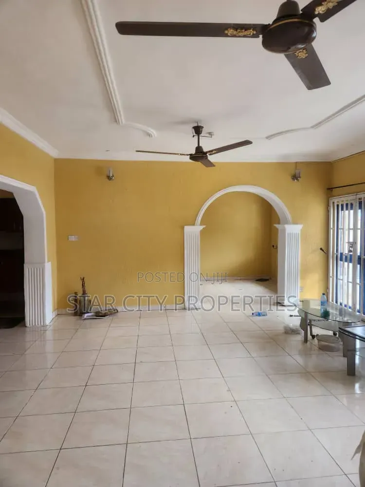 5 Bedroom Fully Detached House for Commercial Purposes in Allen Avenue