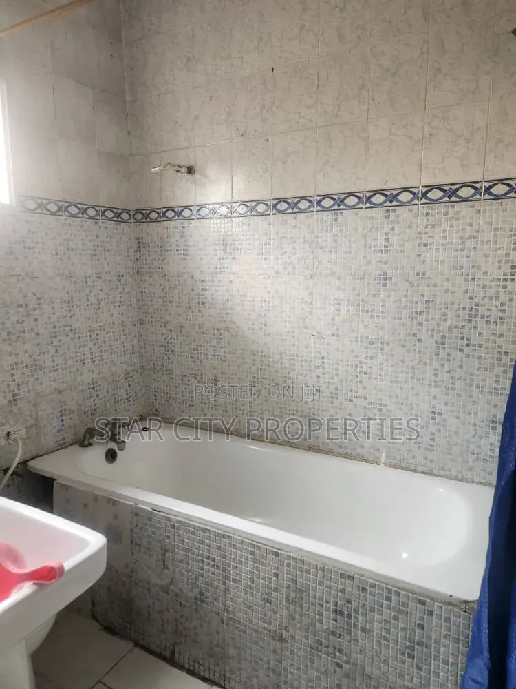 5 Bedroom Fully Detached House for Commercial Purposes in Allen Avenue