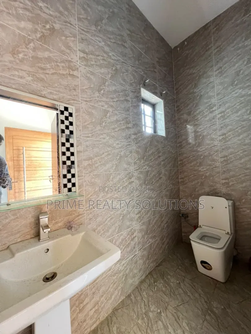 4bdrm Duplex in Chevron for rent in Chevron