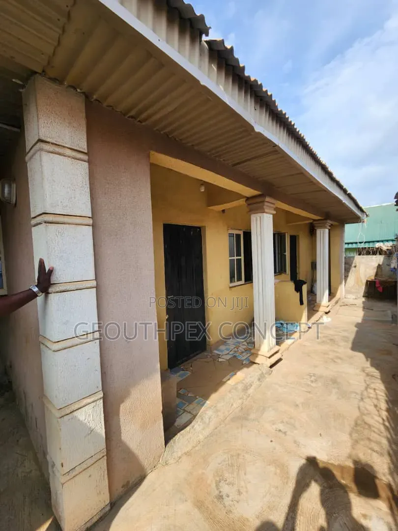 8bdrm Block of Flats in Ogbomosho North for sale in Ogbomosho North