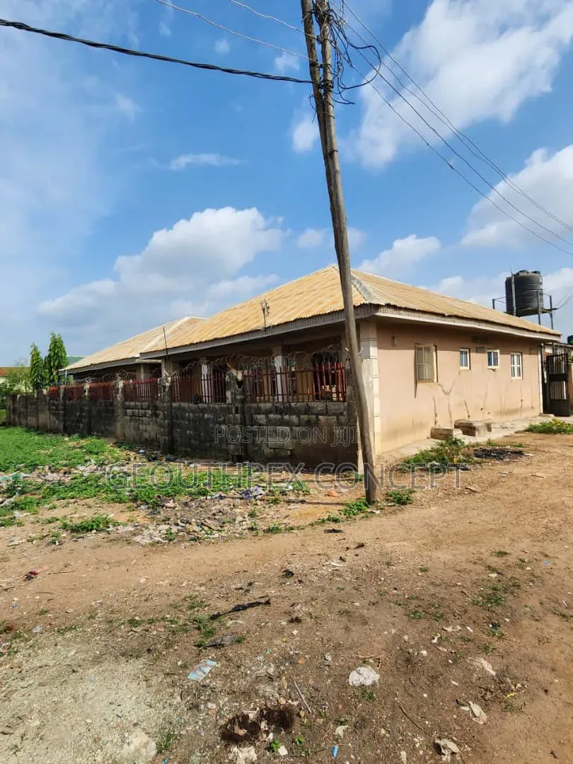 8bdrm Block of Flats in Ogbomosho North for sale in Ogbomosho North