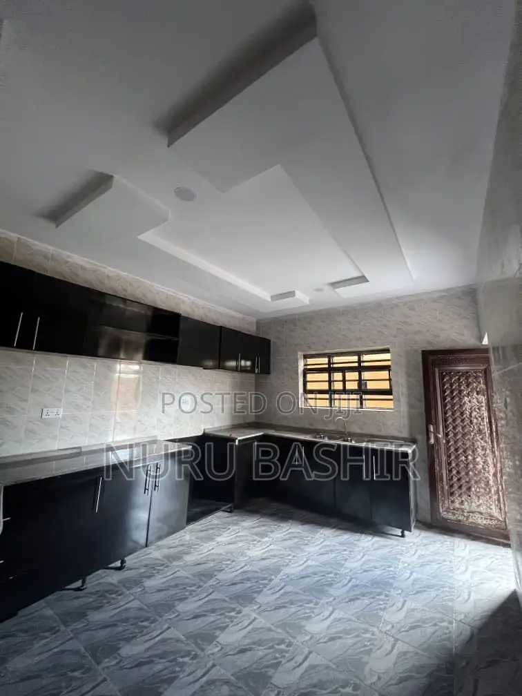 3bdrm Block of Flats in Elebu, Akala Express for rent in Akala Express
