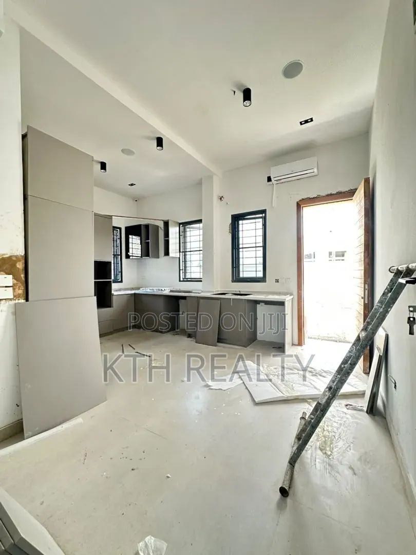 5bdrm Duplex in Lekki Phase 1 for sale in Lekki Phase 1