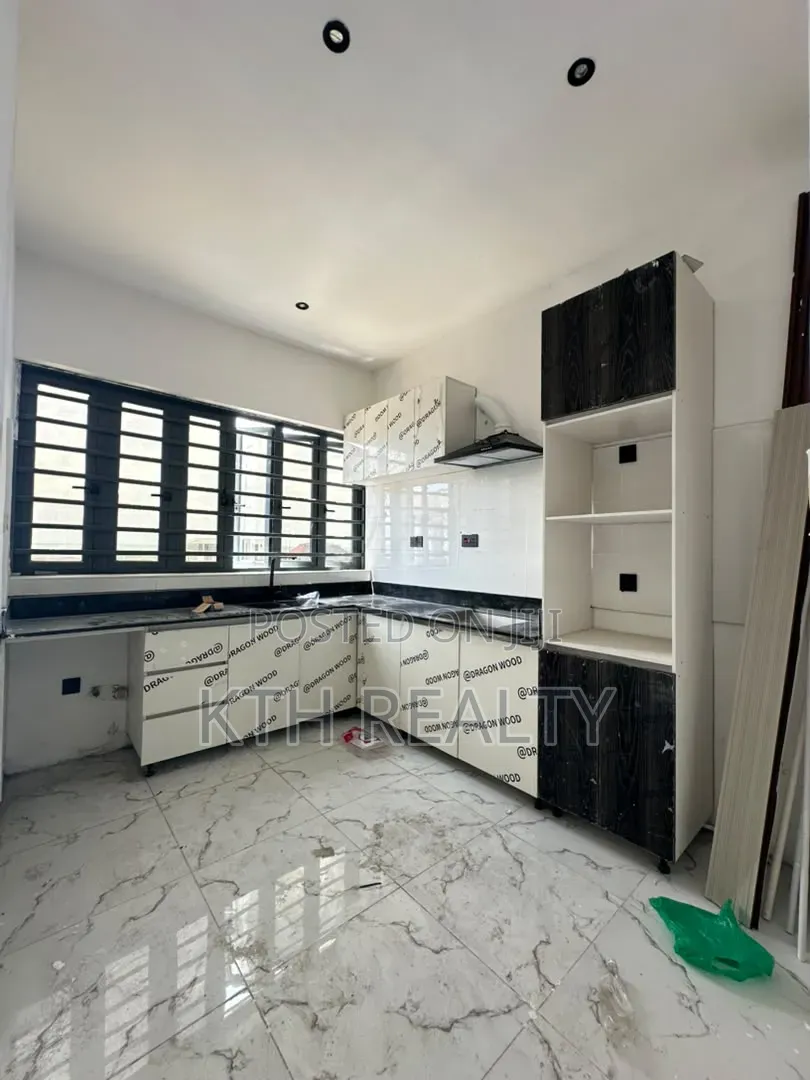 3bdrm Penthouse in Ikate for sale in Ikate