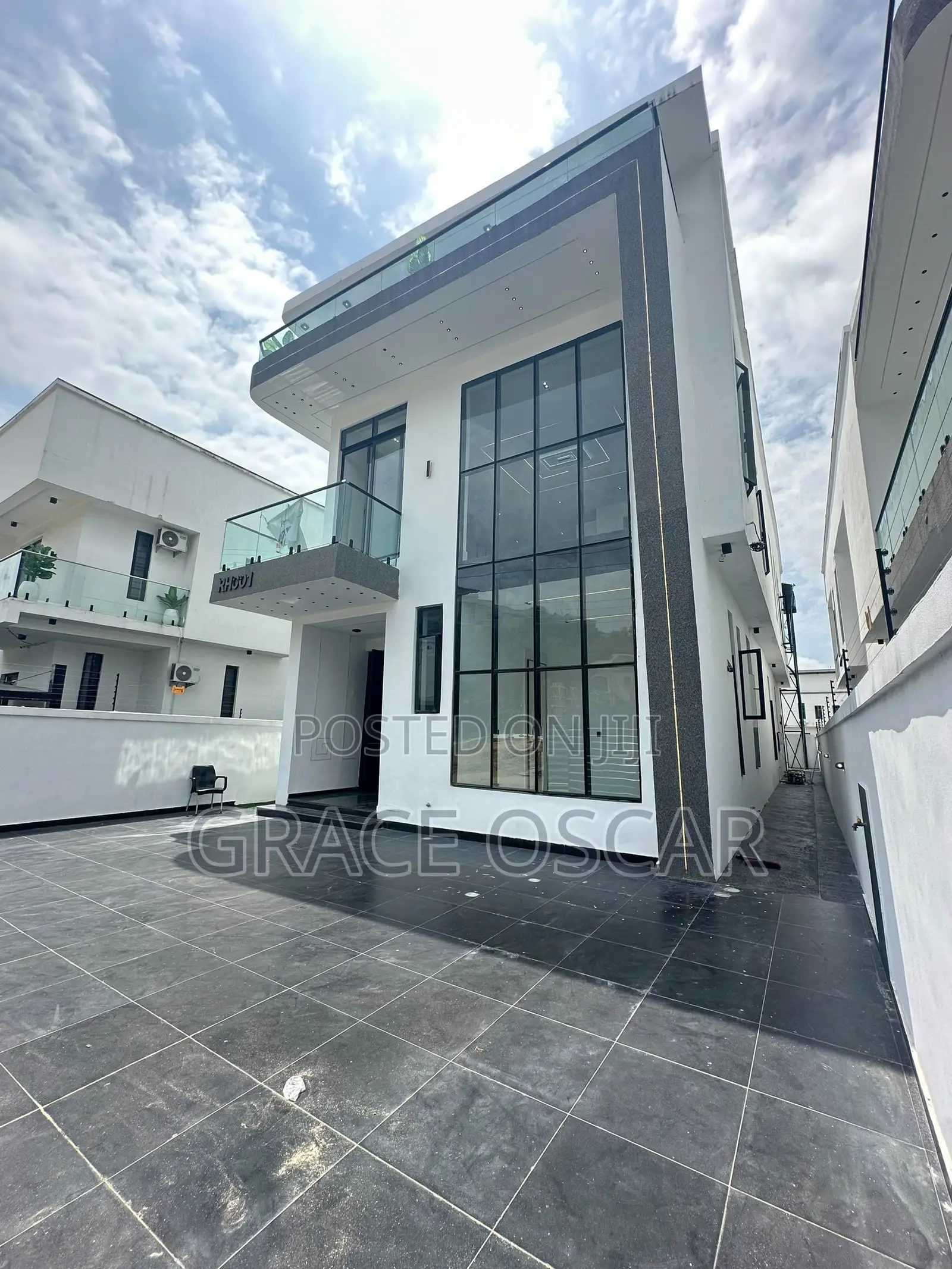 5bdrm Duplex in Chevron for sale in Chevron