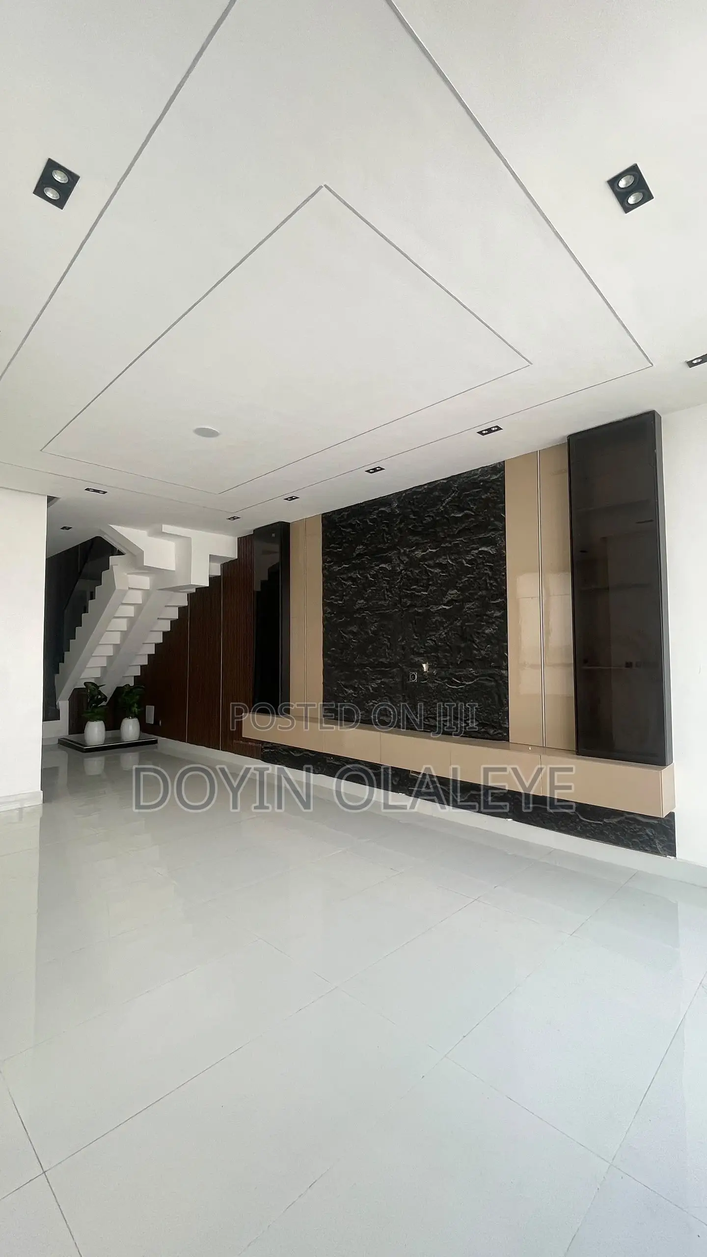 4bdrm Duplex in Chevron for sale in Chevron