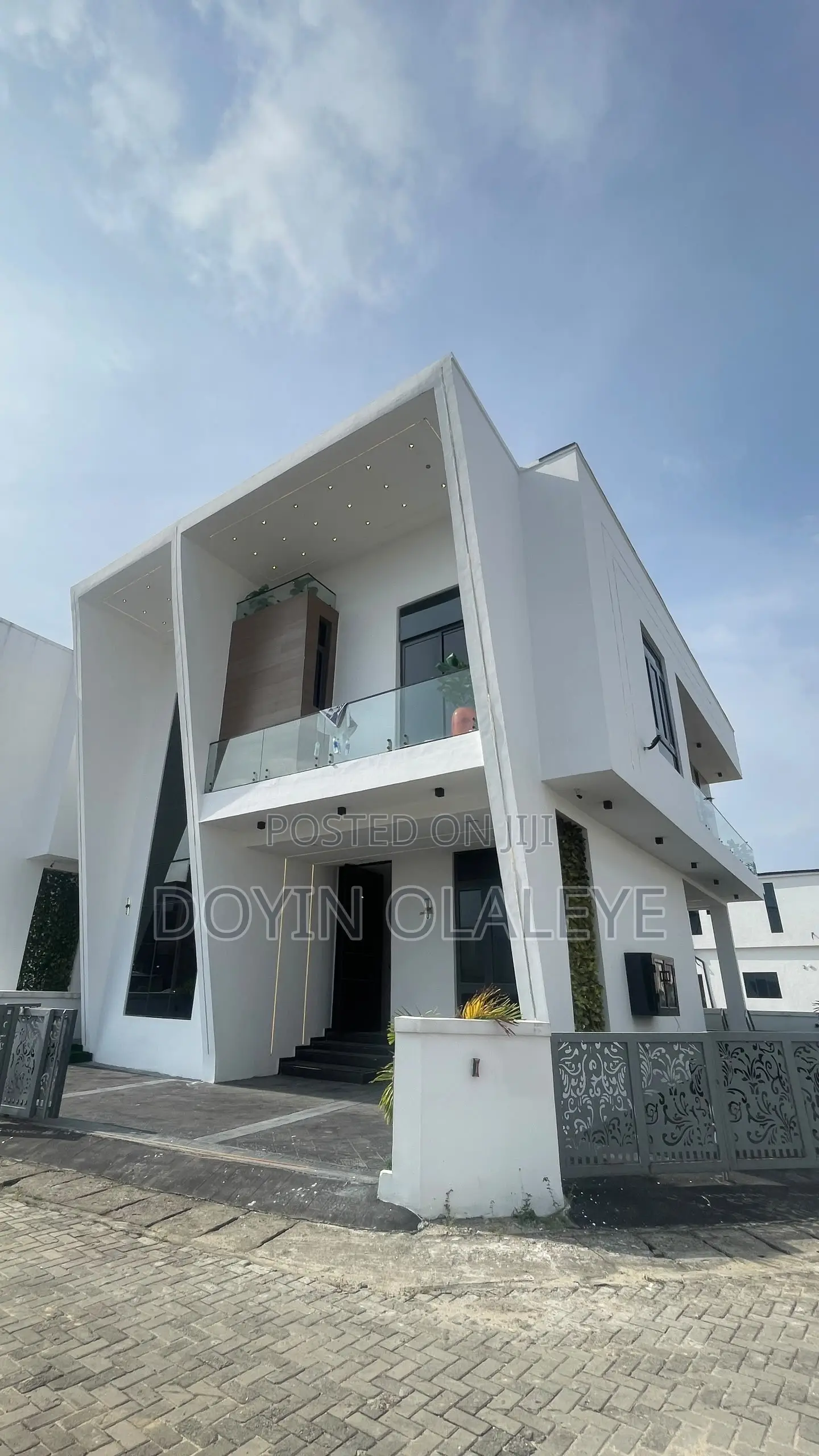 5bdrm Duplex in Chevron for sale in Chevron