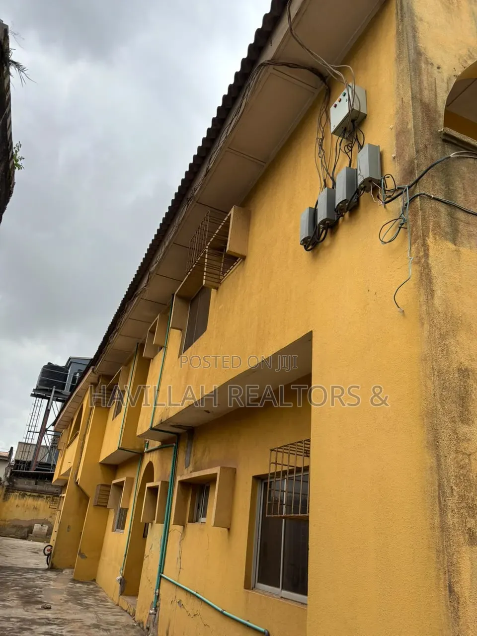 12bdrm Block of Flats in Akute Ajuwon for sale in Akute Ajuwon