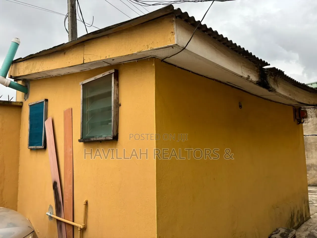 12bdrm Block of Flats in Akute Ajuwon for sale in Akute Ajuwon
