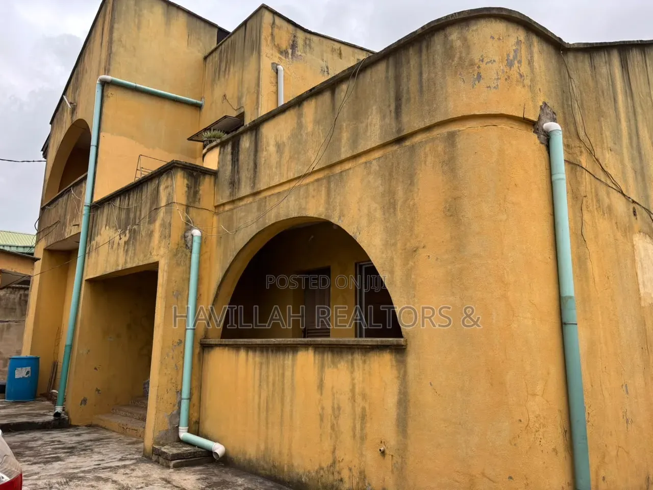 12bdrm Block of Flats in Akute Ajuwon for sale in Akute Ajuwon