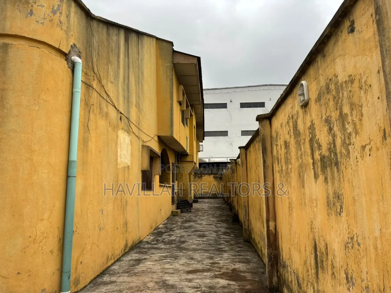 12bdrm Block of Flats in Akute Ajuwon for sale in Akute Ajuwon