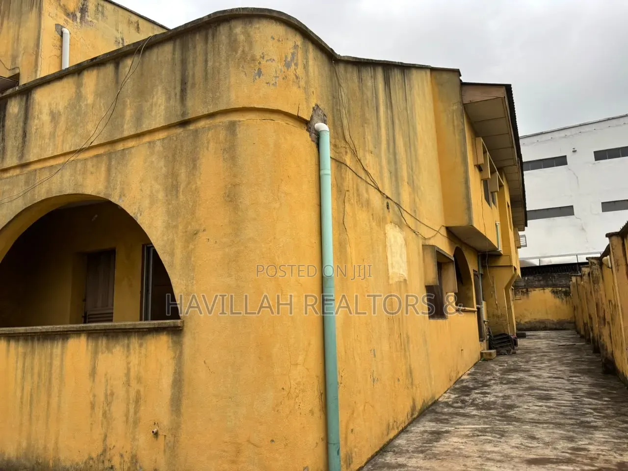 12bdrm Block of Flats in Akute Ajuwon for sale in Akute Ajuwon