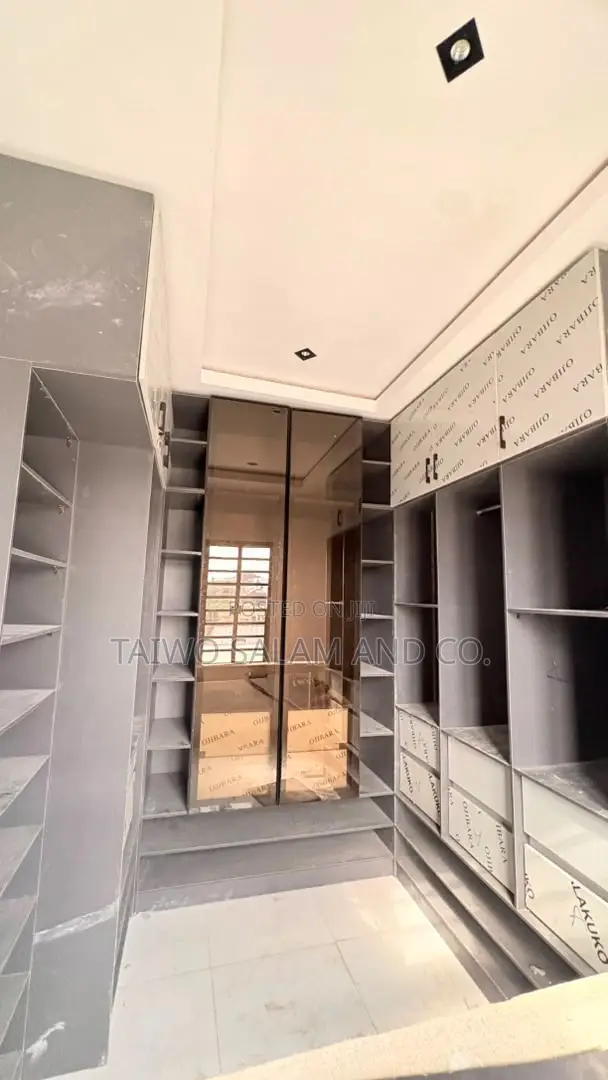 4bdrm Penthouse in Akobo for sale in Akobo