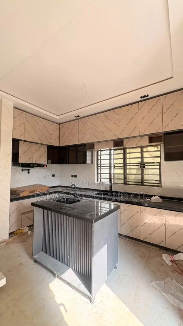 4bdrm Penthouse in Akobo for sale in Akobo