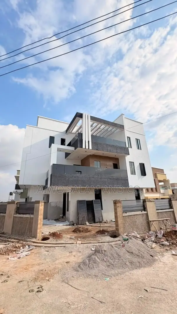 4bdrm Penthouse in Akobo for sale in Akobo