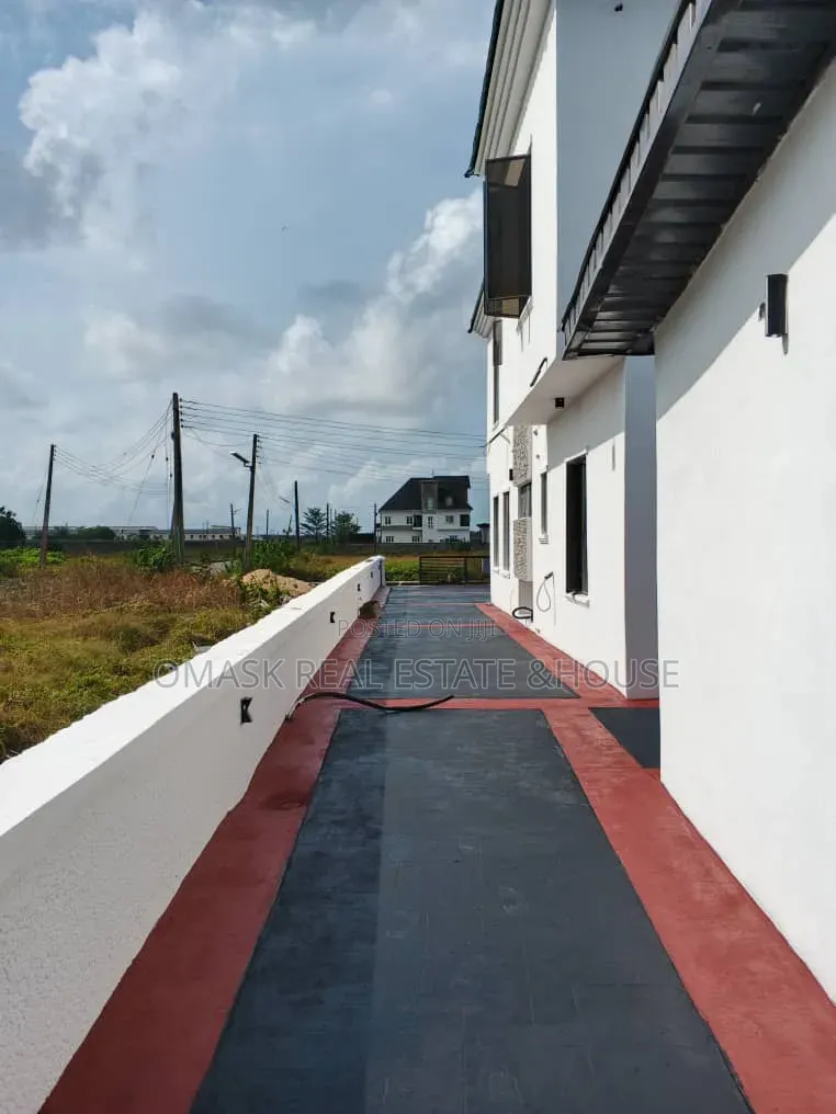 5bdrm Duplex in Lekki Phase 1 for sale in Lekki Phase 1