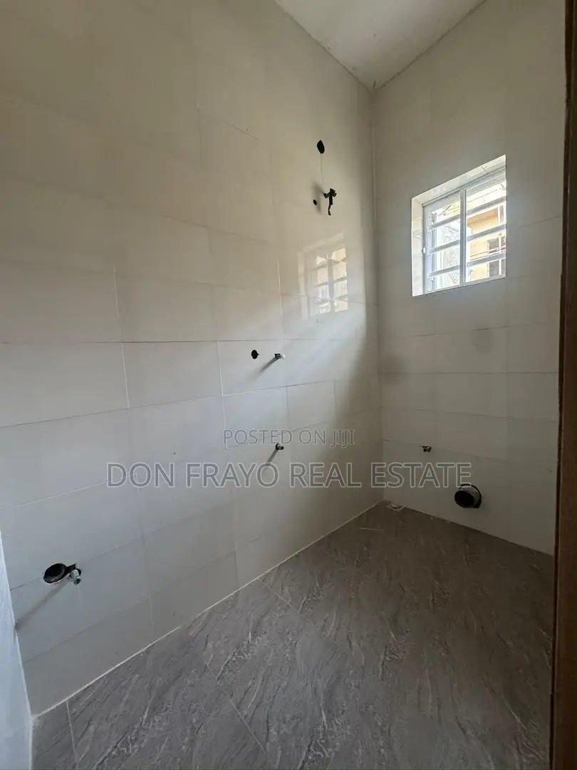 3bdrm Apartment in Omolayo Estate, Akobo for sale in Akobo
