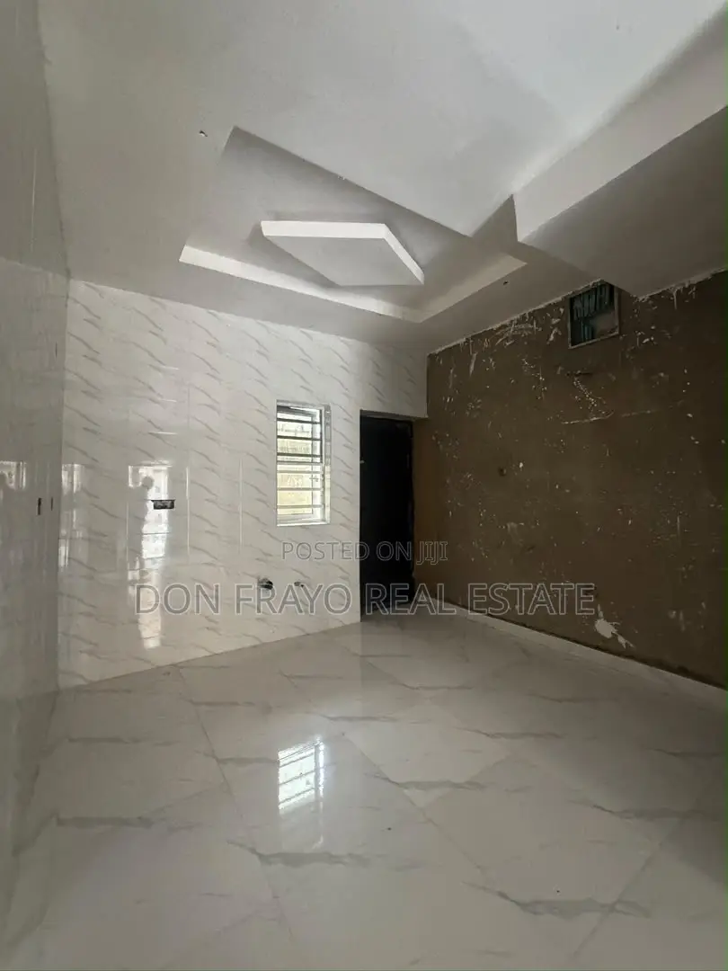 3bdrm Apartment in Omolayo Estate, Akobo for sale in Akobo