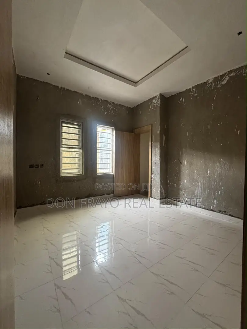 3bdrm Apartment in Omolayo Estate, Akobo for sale in Akobo
