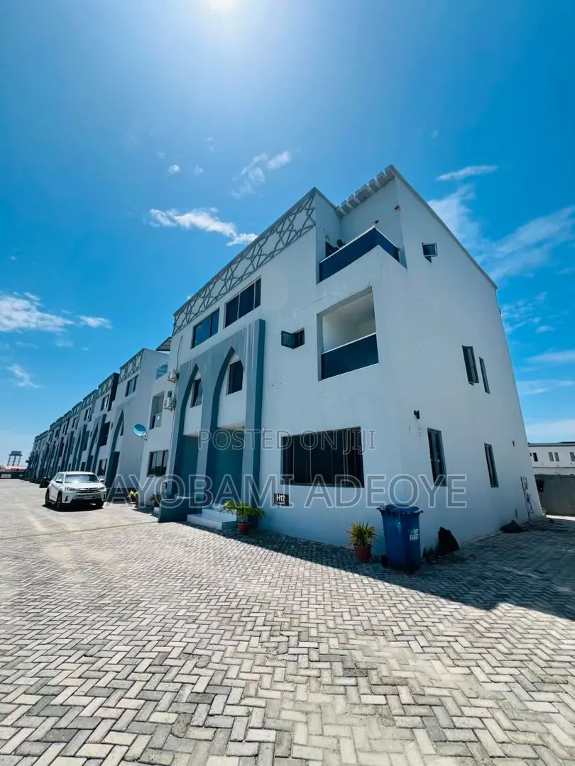 4bdrm Duplex in De Castle Max Estate, Chevron for rent in Chevron