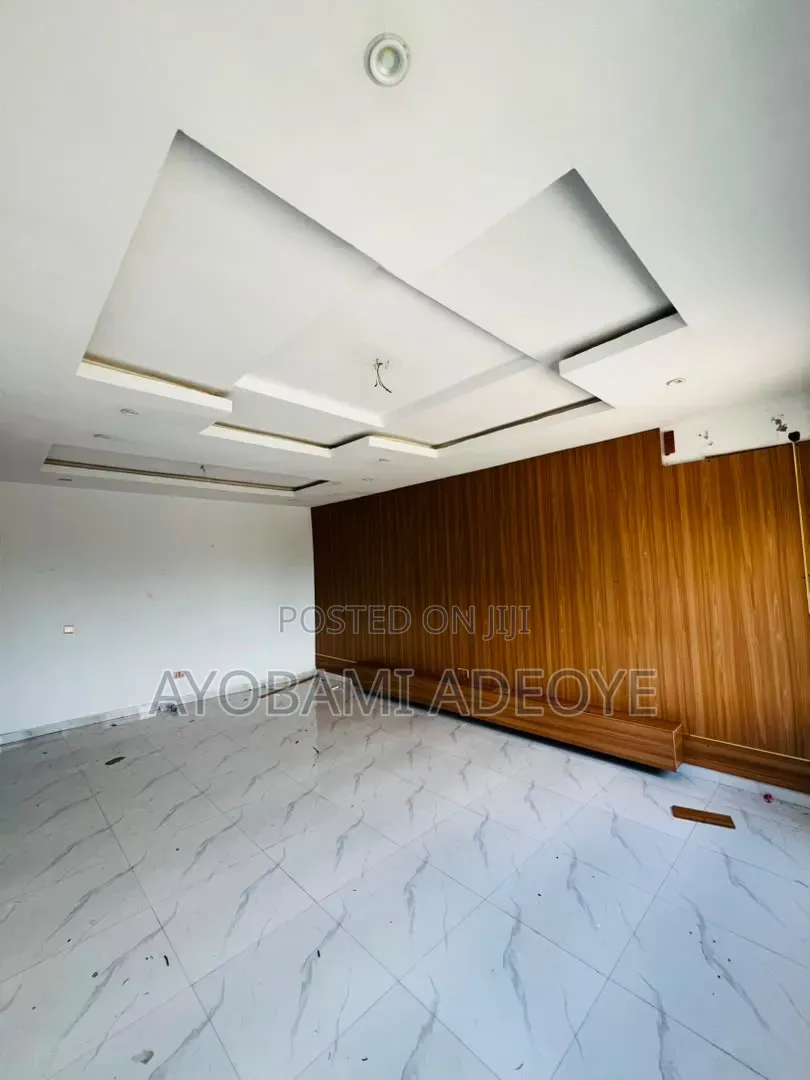 4bdrm Duplex in De Castle Max Estate, Chevron for rent in Chevron