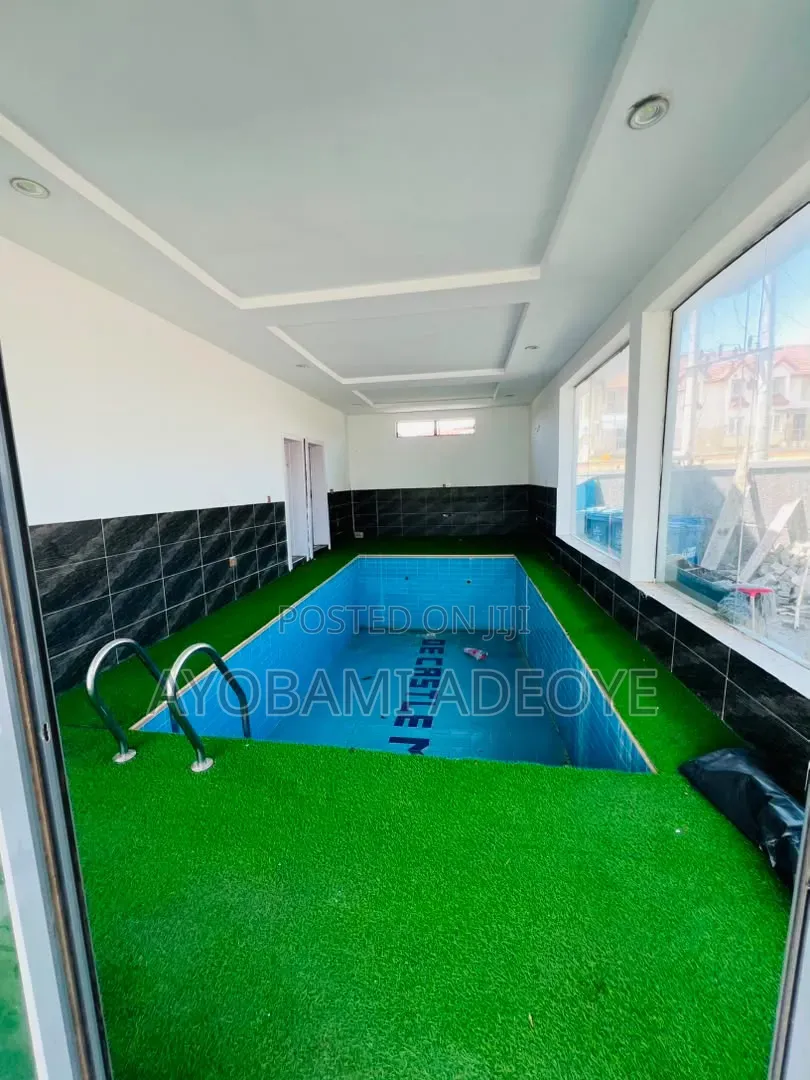 4bdrm Duplex in De Castle Max Estate, Chevron for rent in Chevron