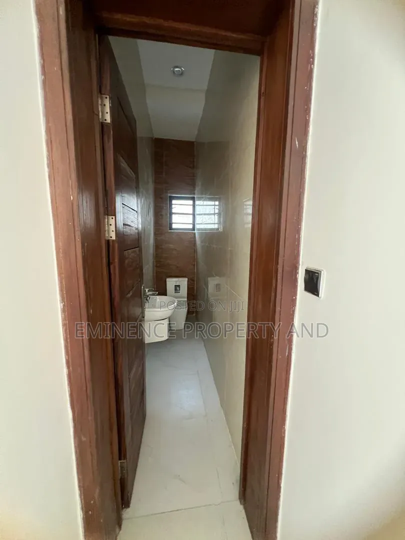 4bdrm Duplex in Ologolo for sale in Ologolo