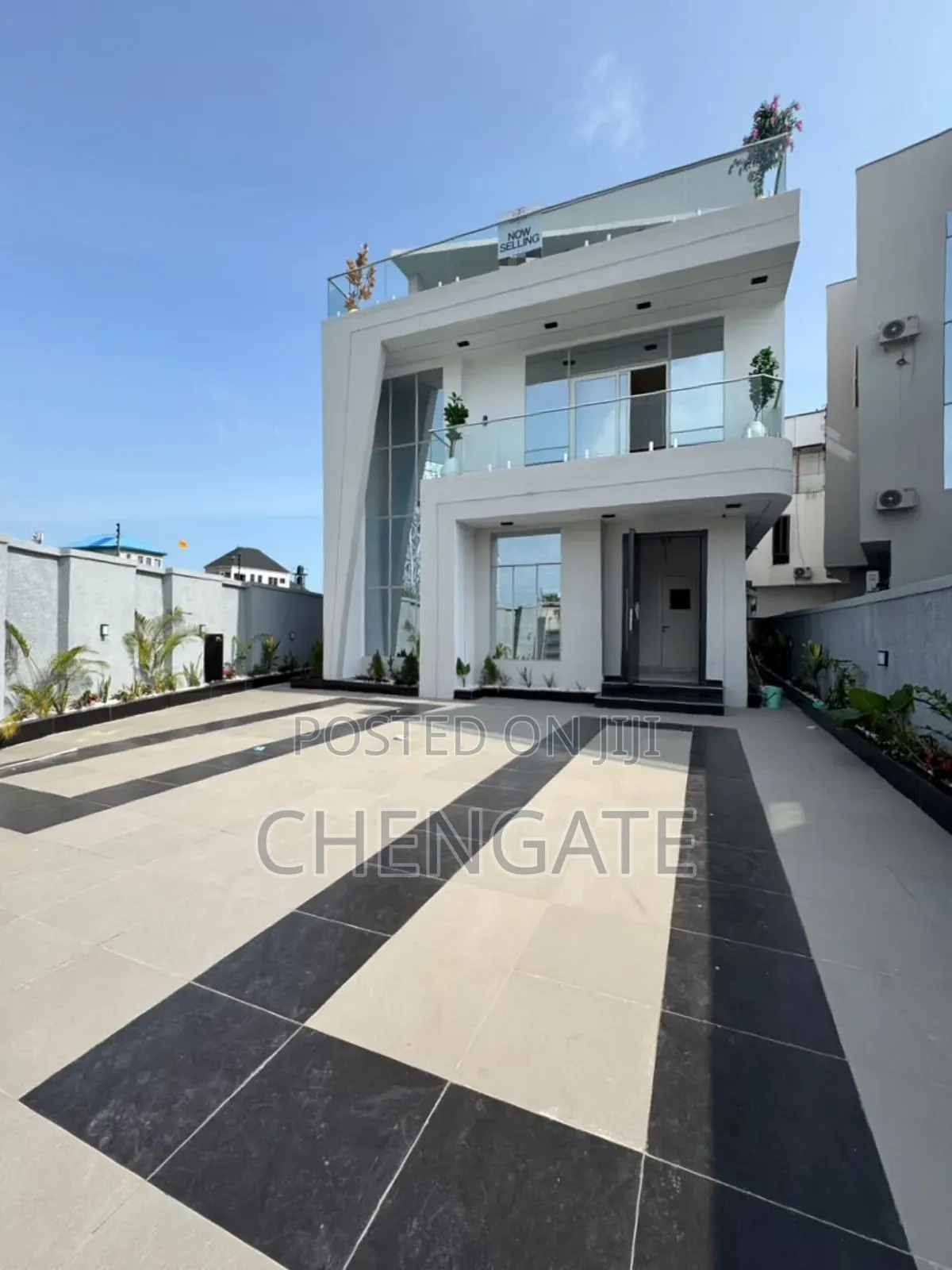 5bdrm Duplex in Chevron for sale in Chevron