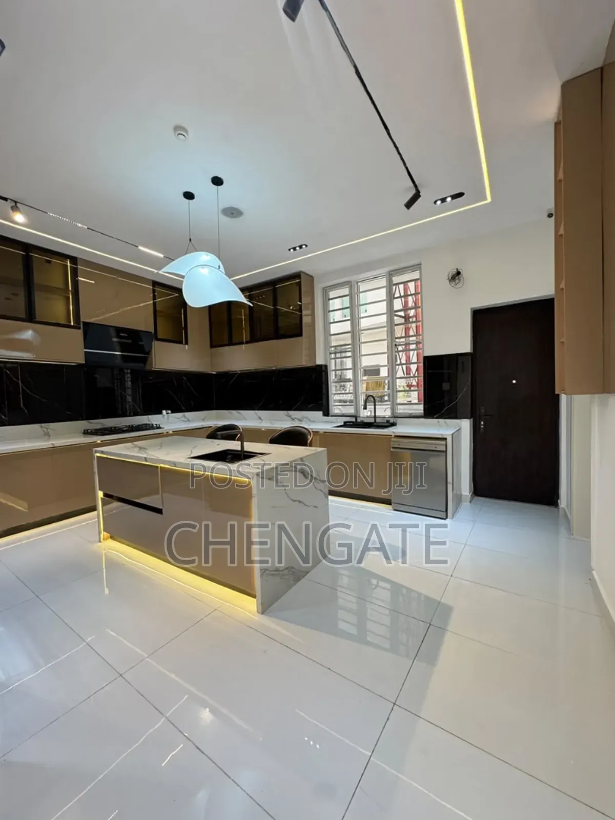 5bdrm Duplex in Chevron for sale in Chevron