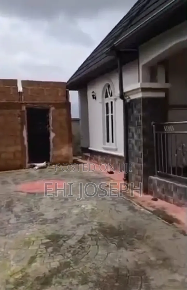 3bdrm Block of Flats in Benin City for sale in Benin City