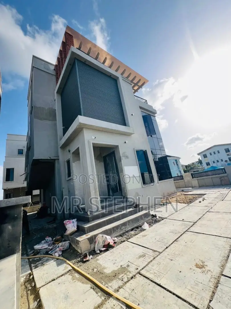 4bdrm Duplex in Alaka Estate for sale in Alaka Estate