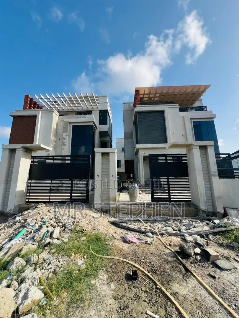 4bdrm Duplex in Alaka Estate for sale in Alaka Estate