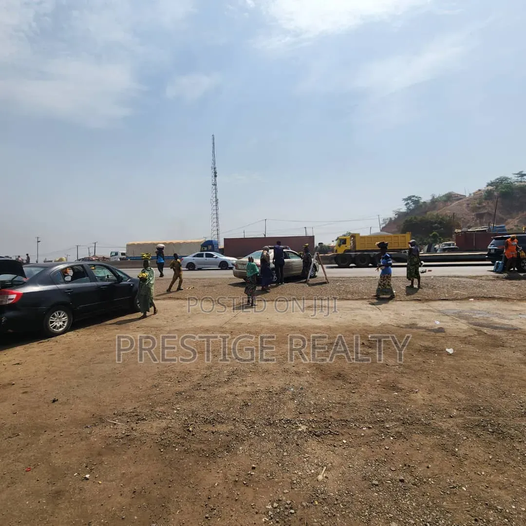 Spacious Shop With Room and Store at Lagos–Ibadan Toll Gate Motor Park in Ibadan North West
