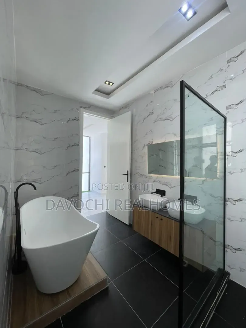 5bdrm Duplex in Chevron for sale in Chevron