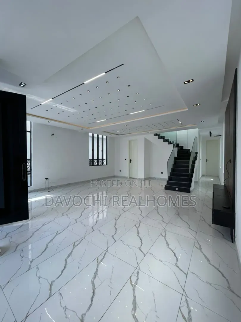 5bdrm Duplex in Chevron for sale in Chevron