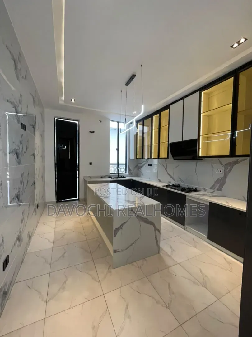 5bdrm Duplex in Chevron for sale in Chevron