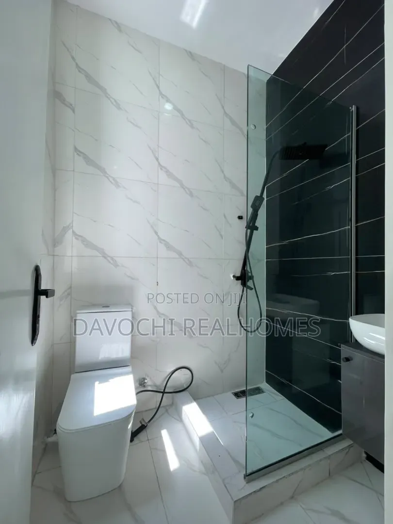 5bdrm Duplex in Chevron for sale in Chevron