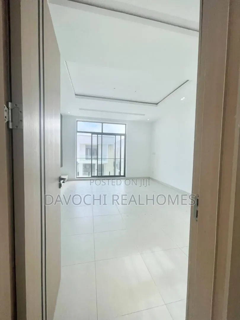 4bdrm Duplex in Ikota for sale in Ikota
