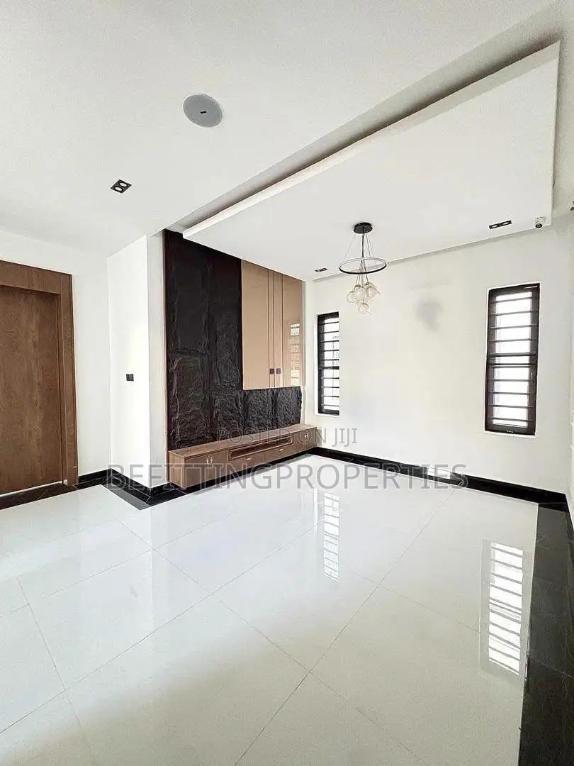 5bdrm Duplex in Chevron for sale in Chevron