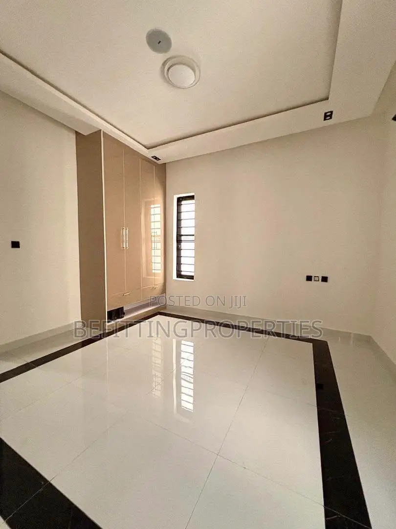 5bdrm Duplex in Chevron for sale in Chevron