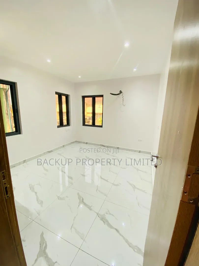 3bdrm Apartment in Alagomeji for sale in Alagomeji