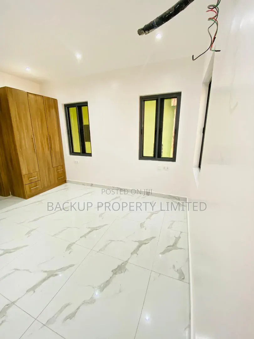 3bdrm Apartment in Alagomeji for sale in Alagomeji