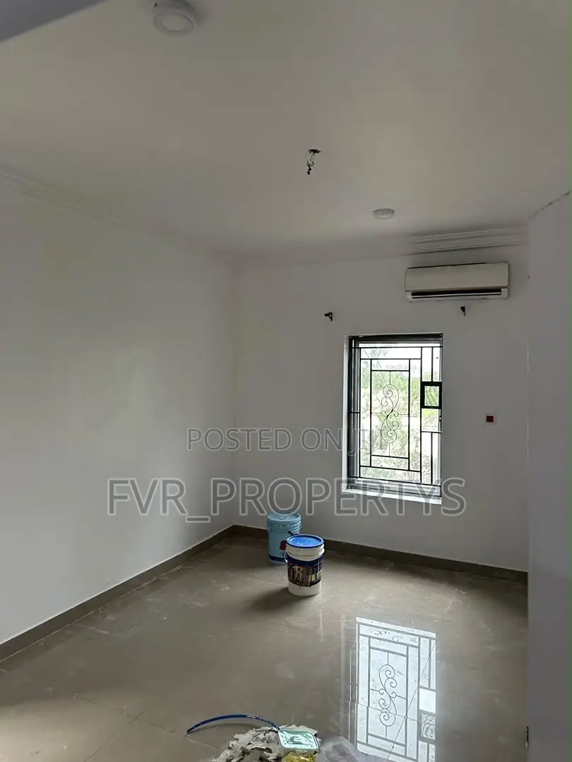 5bdrm Townhouse / Terrace in Bourdilon, Chevron for rent in Chevron