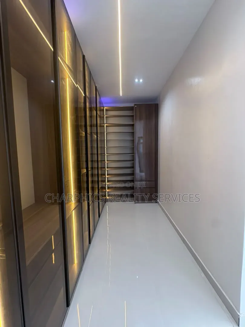 5bdrm Duplex in Chevron for sale in Chevron