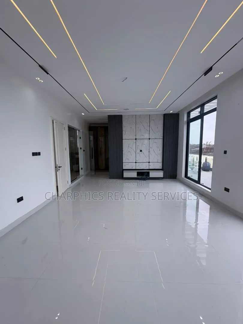 5bdrm Duplex in Chevron for sale in Chevron