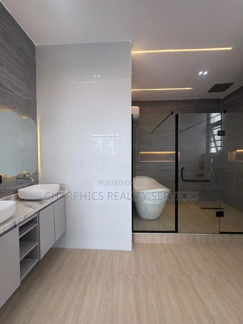 5bdrm Duplex in Chevron for sale in Chevron